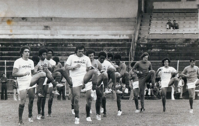 Imagem sensacional de um treino do Colorado, comandado pelo preparador físico Gilberto Tim. Na primeira fileira, da esquerda para a direita temos Marinho Peres à frente. O terceiro é Jair, o Príncipe. Na outra fila, quem aparece em primeiro é o grande Figueroa, seguido por Vacaria, Caçapava e Escurinho é o último. Na terceira fila está o saudoso goleiro Gasperin. Depois, os últimos, à direita, são Batista e Cláudio Duarte. Foto enviada por Carlos Eduardo Broglio Gasperin, filho de Gasperin