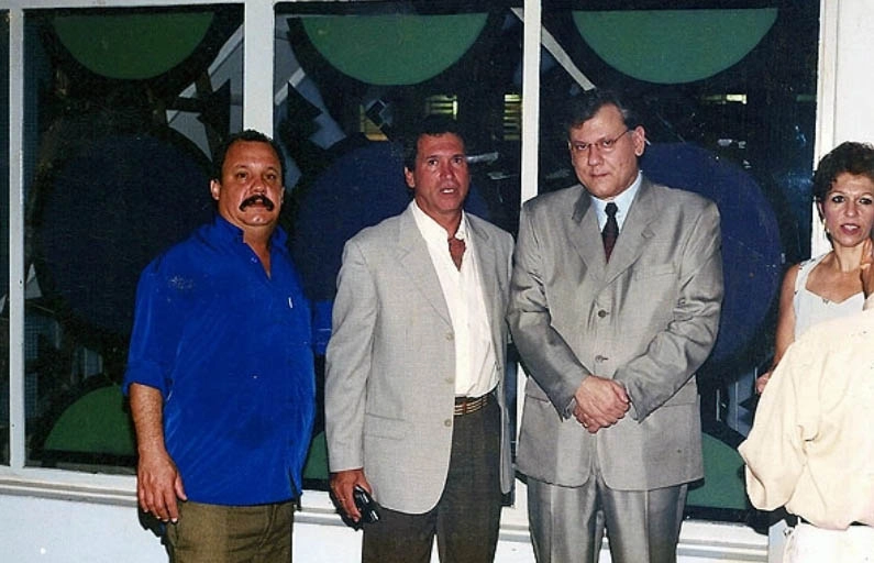 Emilio Duva, Rondinelli, Milton Neves e sua esposa Lenice. Eles estão no hall de entrada do Rio Pardo Futebol Clube, em 2001