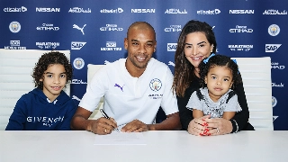 Volante completará oito temporadas no clube inglês. Foto: Divulgação