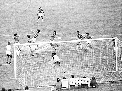 Elias Figueroa faz o gol que deu o título do Campeonato Brasileiro de 1976 ao Inter. No momento da cabeçada, um feixe da luz do sol iluminou o zagueiro chileno. Esse gol contra o Cruzeiro ficou imortalizado como o 