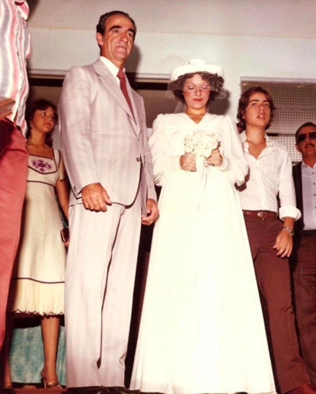 A noiva de Milton Neves, Lenice Chame Magnoni Neves, com o buquê nas mãos no salão do Clube Recreativo de Muzambinho-MG. Da esquerda para a direita: Lúcia Teixeira (filha mais velha do Dr. Geraldo Teixeira da Silva), Helio Magnoni (pai de Lenice), Lenice, Celso Neves Torres (primo de Milton Neves) e José Gualberto Elias, o Nem, saudoso amigo da família Neves