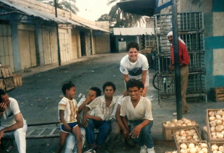 Em Jericó, Milton fotografa sua esposa Lenice com os alegres meninos, vendedores de cebola. Repare nos dois à esquerda, sorrindo gostoso. Ao fundo, encostado no poste, um senhor de turbante e camisa vermelha, também sorri, apesar de toda a dificuldade local