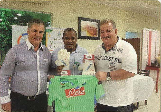 Antônio Francisco Lourenço, Paraná e Sérgio Barbosa, em julho de 2015 no Panathlon Club de Sorocaba. Sérgio Barbosa doou uma camisa de seu fiho, o goleiro sorocabano Rafael Cabral Barbosa (Napoli, Itália) para o clube do interior paulista. Foto: Revista Panathlon Sorocaba