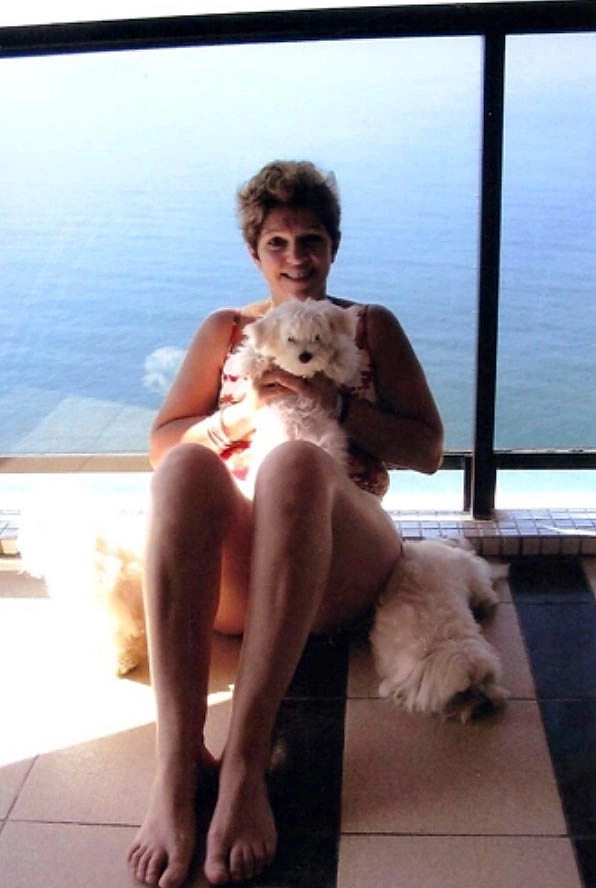No apartamento do Guarujá, com dois de seus queridos pets