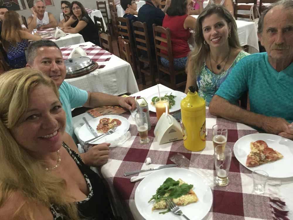 Biduroto e sua simpática família em 6 de fevereiro de 2016, em restaurante de Muzambinho-MG