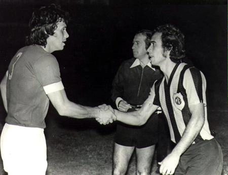 Antes de partida entre Internacional de Porto Alegre e Bagé, Rocha cumprimenta o capitão Colorado Elias Figueroa ( à esquerda). Ao fundo, o ex-árbitro Rui Cañedo