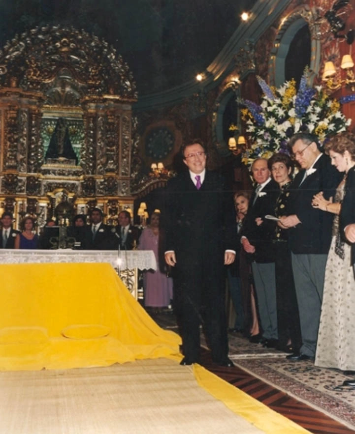Em 1990, Moacyr Franco, no altar, aguardando por sua noiva, Daniela. À direita, os padrinhos Milton Neves e Lenice Chame Magnoni Neves