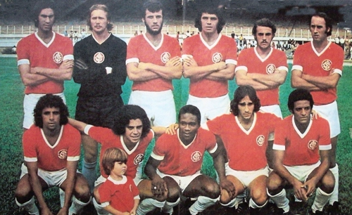 O Inter em 1973 posando no estádio do Mineirão. Em pé vemos Pontes, Schneider, Cláudio, Figueroa, Tovar e Jorge Andrade; agachados estão Arlem, Bráulio, Manoel, Carpegiani e Djair