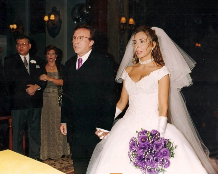 O casamento de Moacyr Franco e Daniela em 1990. Ao fundo, o casal de padrinhos Milton Neves e Lenice