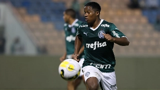 O atacante de 16 anos assinou seu primeiro contrato profissional com o Verdão na quinta (21). Foto: Fábio Menotti