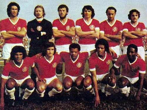 O Inter em 1973 posando no estádio do Mineirão. Em pé vemos Pontes, Schneider, Cláudio, Figueroa, Tovar e Jorge Andrade; agachados estão Arlem, Bráulio, Manoel, Carpegiani e Djair