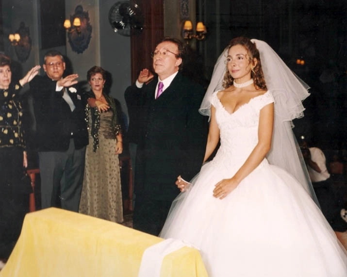 O casamento de Moacyr Franco e Daniela em 1990. Ao fundo, o casal de padrinhos Milton Neves e Lenice, no momento de abençoar o casal