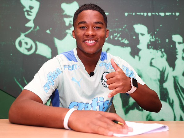 Jovem atacante de 16 anos assinou seu primeiro contrato profissional na última quinta (21). Foto: Fábio Menotti