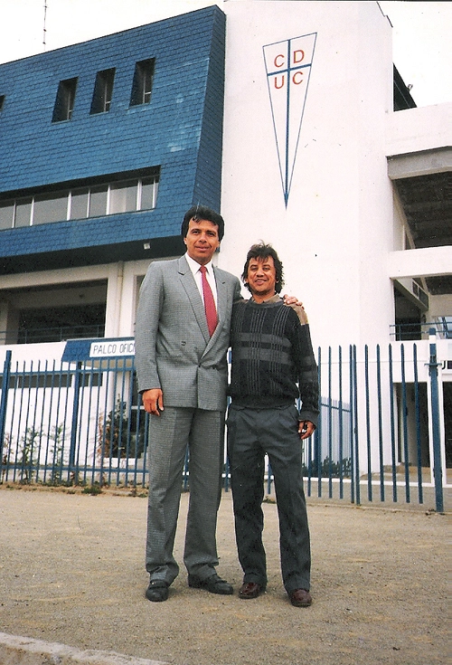 Craques chilenos em frente à sede do Universidad Catolica do Chile