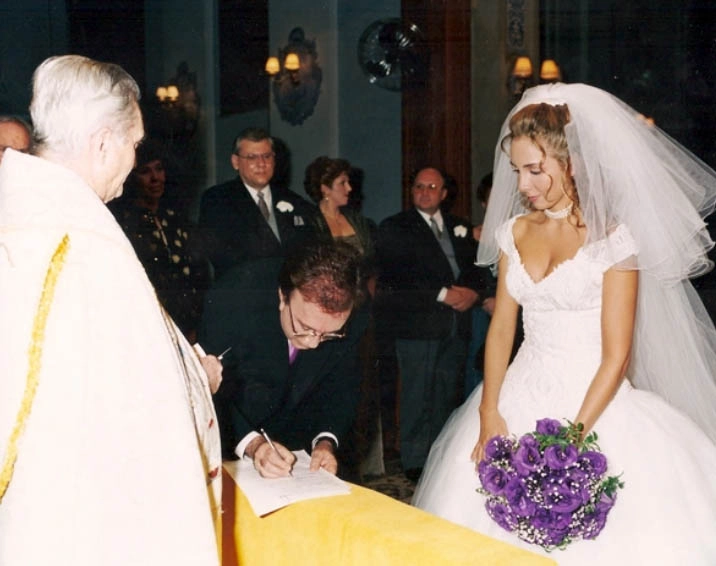 Moacyr Franco assina seu compromisso com Daniela, na noite em que se casaram, em 1990. Atrás, o casal de padrinhos Milton Neves e Lenice