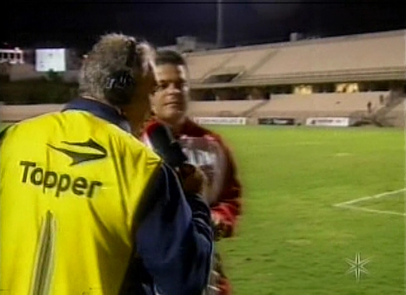 Paulinho Mclaren sendo entrevistado por Edvaldo Tietz no Estádio Walter Ribeiro em Sorocaba, em 2012. Foto enviada por Fabricio  Tietz, filho de Edvaldo Tietz  