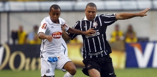 Wesley defendendo o Santos em 2010, quando viveu a melhor fase da carreira