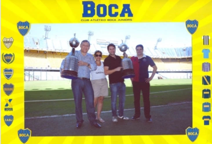 Em La Bombonera, a casa do Boca Juniors, Milton Neves, Lenice Magnoni Neves, Rafael Neves e Robert Thompson, em Buenos Aires