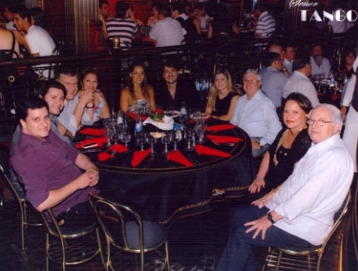 Em uma das casas de tango mais famosas da Argentina. Na mesa, da esquerda para a direita: Robert Thompson, Rafael Neves, Milton Neves, Lenice Magnoni Neves e alguns amigos