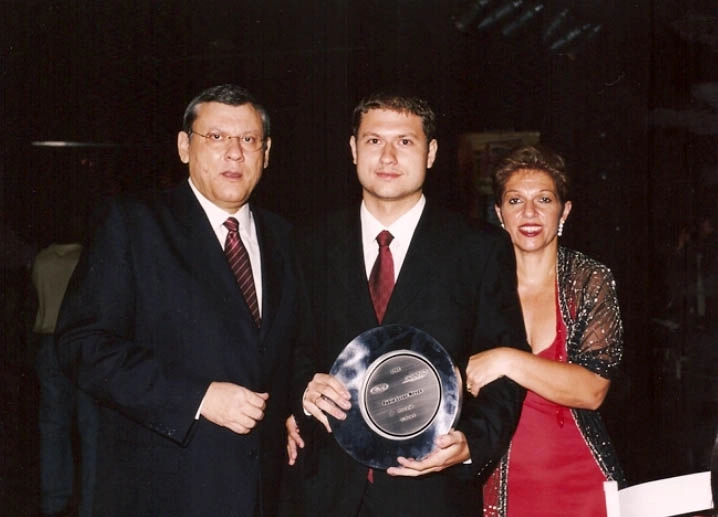 Em 2002, noite em que Fábio Lucas Neves ganhou o troféu Ford-Aceesp como repórter revelação. Milton, Fábio e Lenice