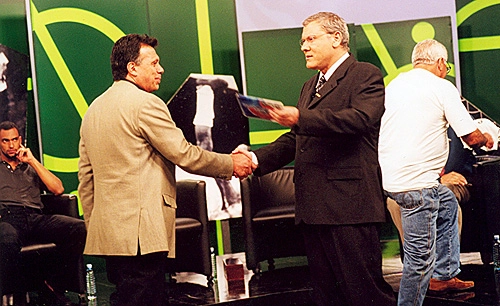 Milton Neves recebe Figueroa, em maio de 2002, no Terceiro Tempo da Rede Record de Televisão. À esquerda, sentado, o zagueiro Alexandre (ex-Palmeiras). À direita, de branco, Nilton Santos, a Enciclopédia do Futebol.
