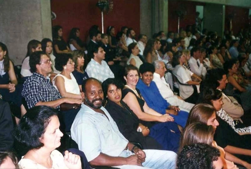Na formatura do filho Fábio Lucas Neves, o sorridente de barba é Geraldo Brás, o Azeitona, ex-motorista da família Neves e da Jovem Pan, ao lado de outra funcionária da família Neves. Depois está a esposa de Milton, Lenice e a governanta Vanda dos Santos, funcionária da família Neves 