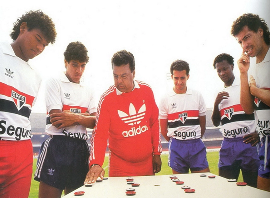 A partir da esquerda: Muller, Silas, o técnico Cilinho, Pita, Sydnei e Careca. A foto é da Revista Placar e foi garimpada pelo blog Tardes de Pacaembu