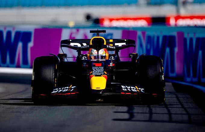 O holandês da Red Bull assumiu a ponta na volta 19. Foto: Oracle Red Bull Racing