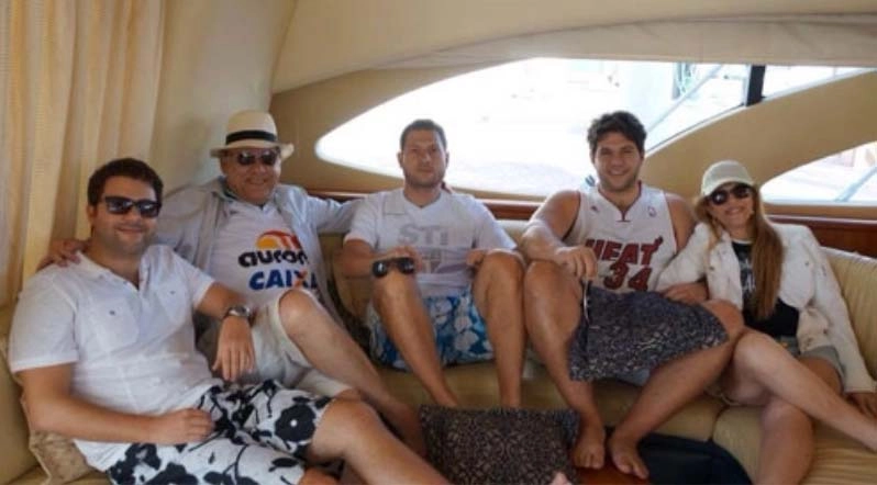 Milton Neves singrou os mares de Miami ao lado da família. Da esquerda para a direita: Rafael Neves, Milton Neves, Fábio Lucas Neves, Netto Neves e Lenice Magnoni Neves
