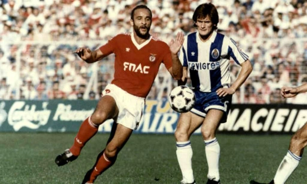 Elzo, pelo Benfica (clube que defendeu entre 1987 e 1989), durante jogo diante do Porto. Foto: Divulgação