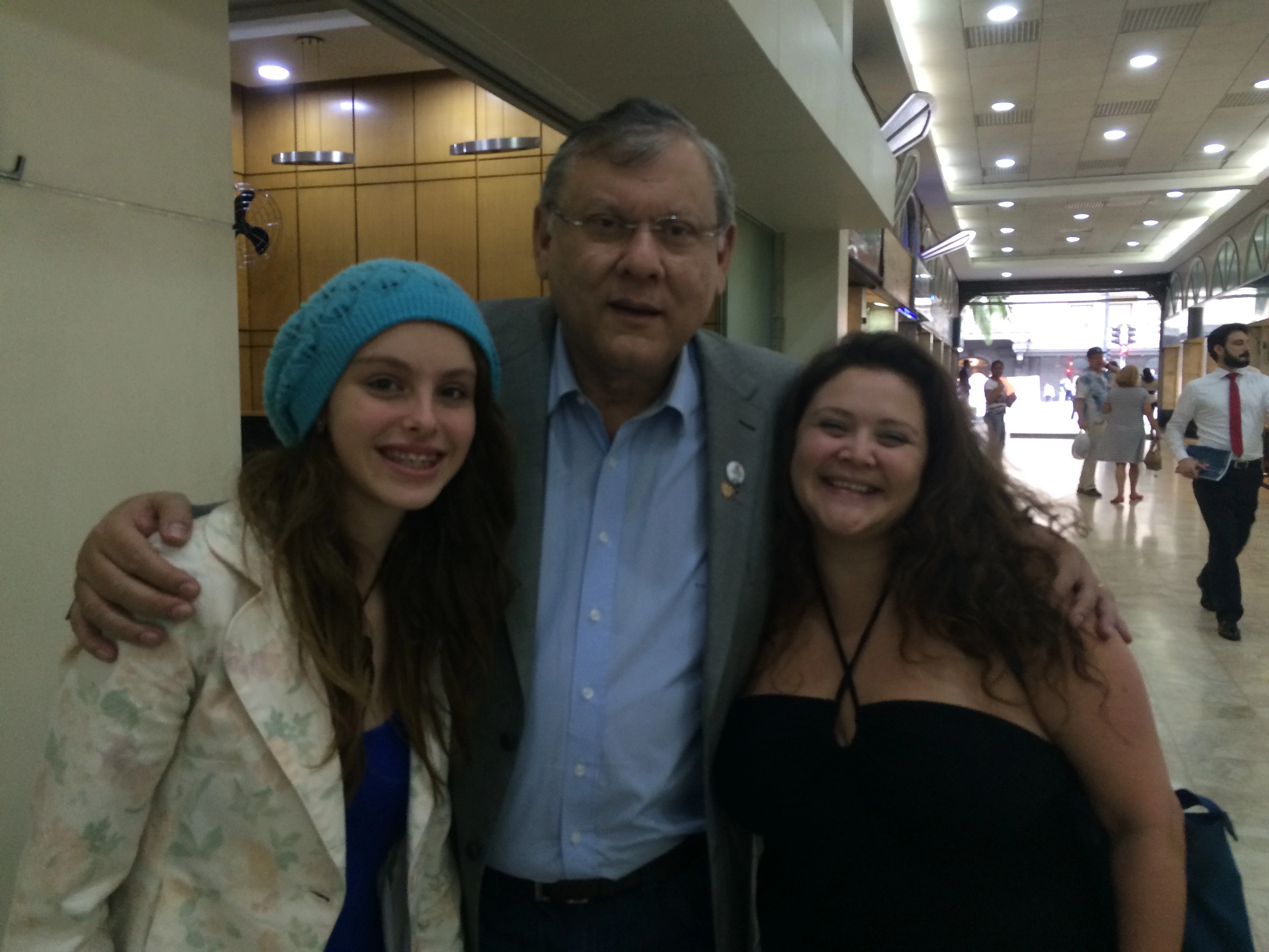 Milton Neves abraça a neta e a filha de José Silvério, em 2015