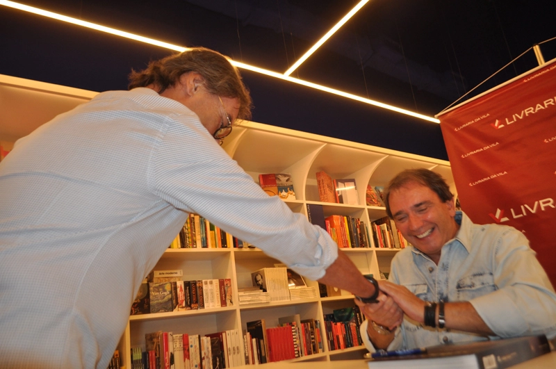 Ferreira Martins e Reginaldo Leme na noite de 7 de março de 2018, quando o jornalista lançou a 26ª edição do Anuário AutoMotor Esporte na Livraria da Vila do Shopping JK, em São Paulo. Foto: Marcos Júnior Micheletti/Portal TT