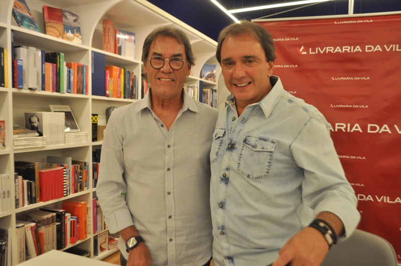 Ferreira Martins e Reginaldo Leme na noite de 7 de março de 2018, quando o jornalista lançou a 26ª edição do Anuário AutoMotor Esporte na Livraria da Vila do Shopping JK, em São Paulo. Foto: Marcos Júnior Micheletti/Portal TT