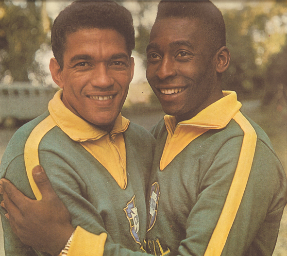 Pelé e Garrincha só estrearam na Copa na terceira partida, diante da União Soviética. Foto: Revista Manchete de Julho de 1971.