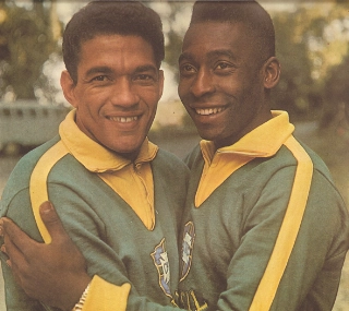 Pelé e Garrincha só estrearam na Copa na terceira partida, diante da União Soviética. Foto: Revista Manchete de Julho de 1971.
