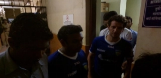 Campe&atilde;o na &Iacute;ndia, Elano acaba detido por agress&atilde;o; meia j&aacute; foi liberado