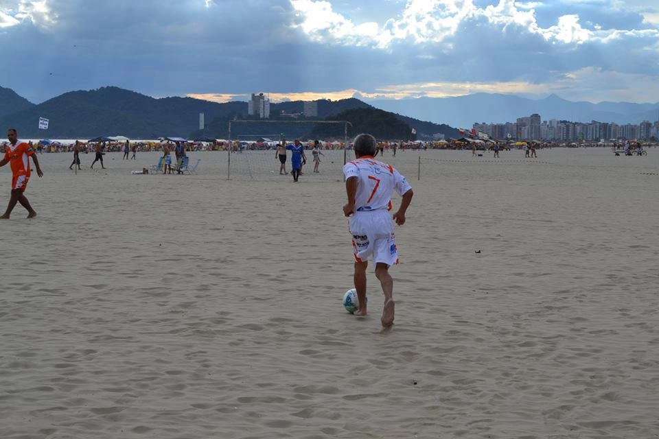 Kaneco, sempre camisa 7, no final de 2013, na Praia do Gonzaga, encontro de ex-jogadores organizado por Orlando Tavares (do Bar Último Gole). Foto enviada por Carlos Prieto, o Gigi