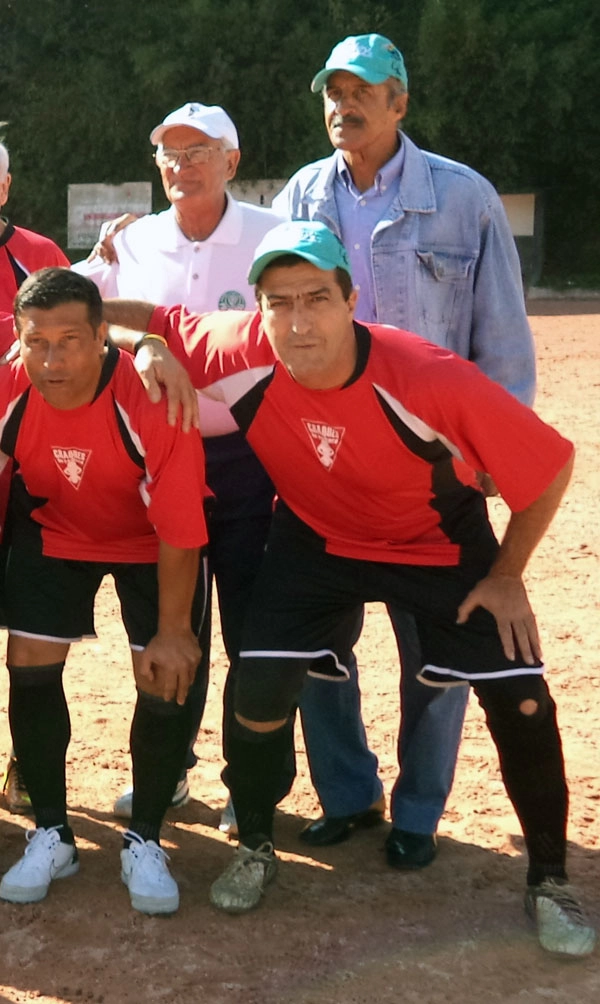 Em pé, da esquerda para a direita, aparecem Dudu e Oscar Amaro. Agachados estão Agnaldo e Carlos Alberto Spina