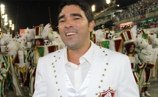 Ricos e aposentados, Seedorf e Deco seguem faturando com futebol no Rio