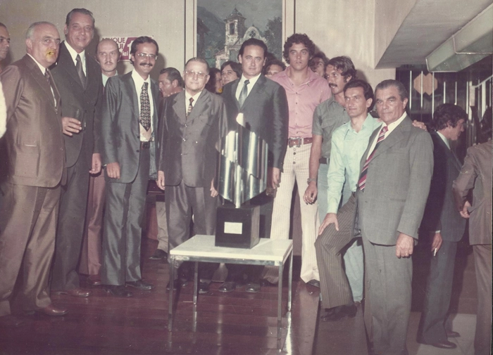 Da esquerda para a direita, o quinto é Jordão Bruno Saccomani (o mais baixo, de óculos). O sétimo, de camisa rosa, é Polaco, seguido por Careca e Dudu. Foto: arquivo pessoal de Gustavo Saccomani