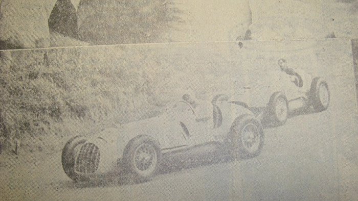 Fangio e Landi disputando posição no GP Cidade de São Paulo de 1952. Reprodução/Gazeta Esportiva de 14/01/1952. Arquivo pessoal de Sylvio Freitas