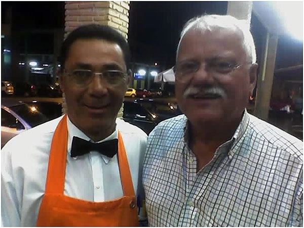 Vanderlei Luxemburgo (à esquerda) quando ganhava a vida como garçom em Brasília, descoberto por Flavio Geraldo Anselmo (à direita). Foto: Arquivo pessoal