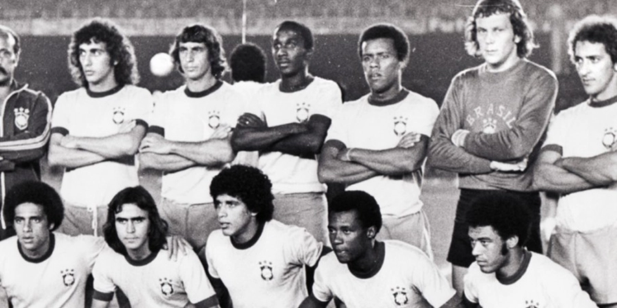 Seleção brasileira que venceu a Argentina, por 2 a 1, no Mineirão, em 6 de agosto de 1975. Em pé: Em pé: Nelinho, Piazza, Amaral, Getúlio, Raul e Vanderlei. Agachados: Roberto Batata, Marcelo, Campos, Danival e Romeu.