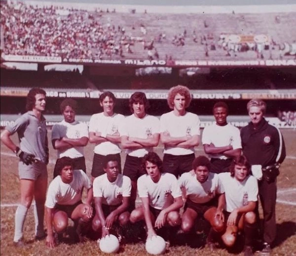 Aspirantes do Corinthians no começo dos anos 70, no Morumbi. Em pé, da esquerda para a direita: Paulo Rogério, Marco Antônio (irmão de Zé Maria), Nilton, Zé Eduardo, Darcy, Wladimir e o Sr. Nelson. Agachados: Alves, Jorginho, Gerson, Benezinho (irmão do Benê) e Pitta