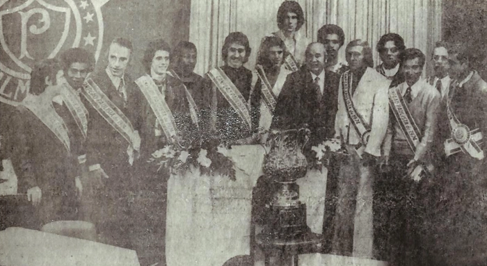 Alguns dos palmeirenses campeões paulistas em 1974. Da esquerda para a direita: Nicola Racciopi, Nei, Hélio Maffia, De Rosis, Edu, Arouca, Jair Gonçalves, João Carlos (atrás), Paschoal Walter Byran Giuliano (de paletó e gravata), Tonho, Fedato, Polaco, Dudu, Valdir Joaquim de Moraes e Oswaldo Brandão. Foto: arquivo pessoal de Polaco