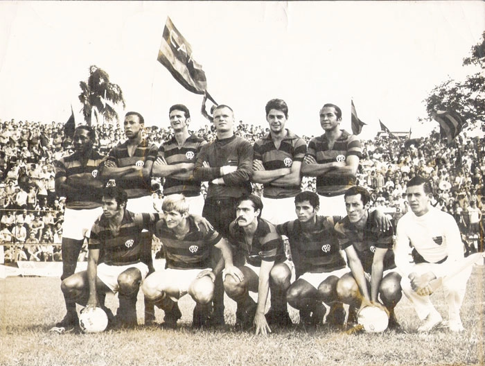 Da esquerda para a direita, em pé: o primeiro é Djalma Santos, Amauri, Zico, Valdomiro, Alfredo e jogador não identificado. Agachados: Zé Leite, jogador não identificado, Sicupira, Ferrinho e Nilson Bocão