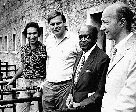 A caminho da Copa de 74, na Alemanha, Osmar Santos, Edemar Annuseck, Le&ocirc;nidas da Silva (o Diamante Negro) e Cl&aacute;udio Carsughi posam para a foto oficial da Sele&ccedil;&atilde;o Jovem Pan 1974, em frente ao est&aacute;dio do Morumbi.