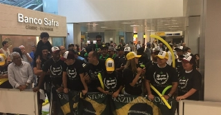 Mineirinho é recebido com tumulto e gritos de "Vai Corinthians"