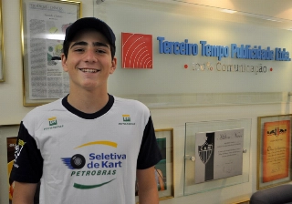 Piloto de 15 anos esteve na redação do Portal Terceiro Tempo. Foto: Marcos Júnior Micheletti/Portal TT