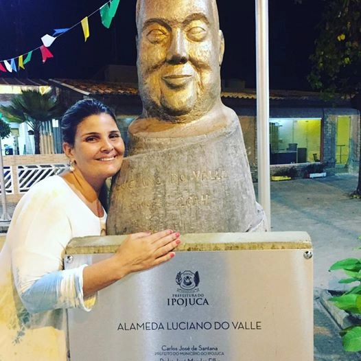 Alessandra do Valle, filha de Luciano, em 16 de junho de 2016, ao lado de busto do seu pai, localizado em Ipojuca, Pernambuco. Foto: arquivo pessoal de Alessandra do Valle